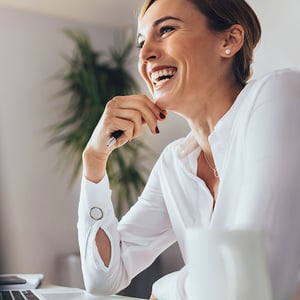 femme riant lors d'une réunion d'affaires